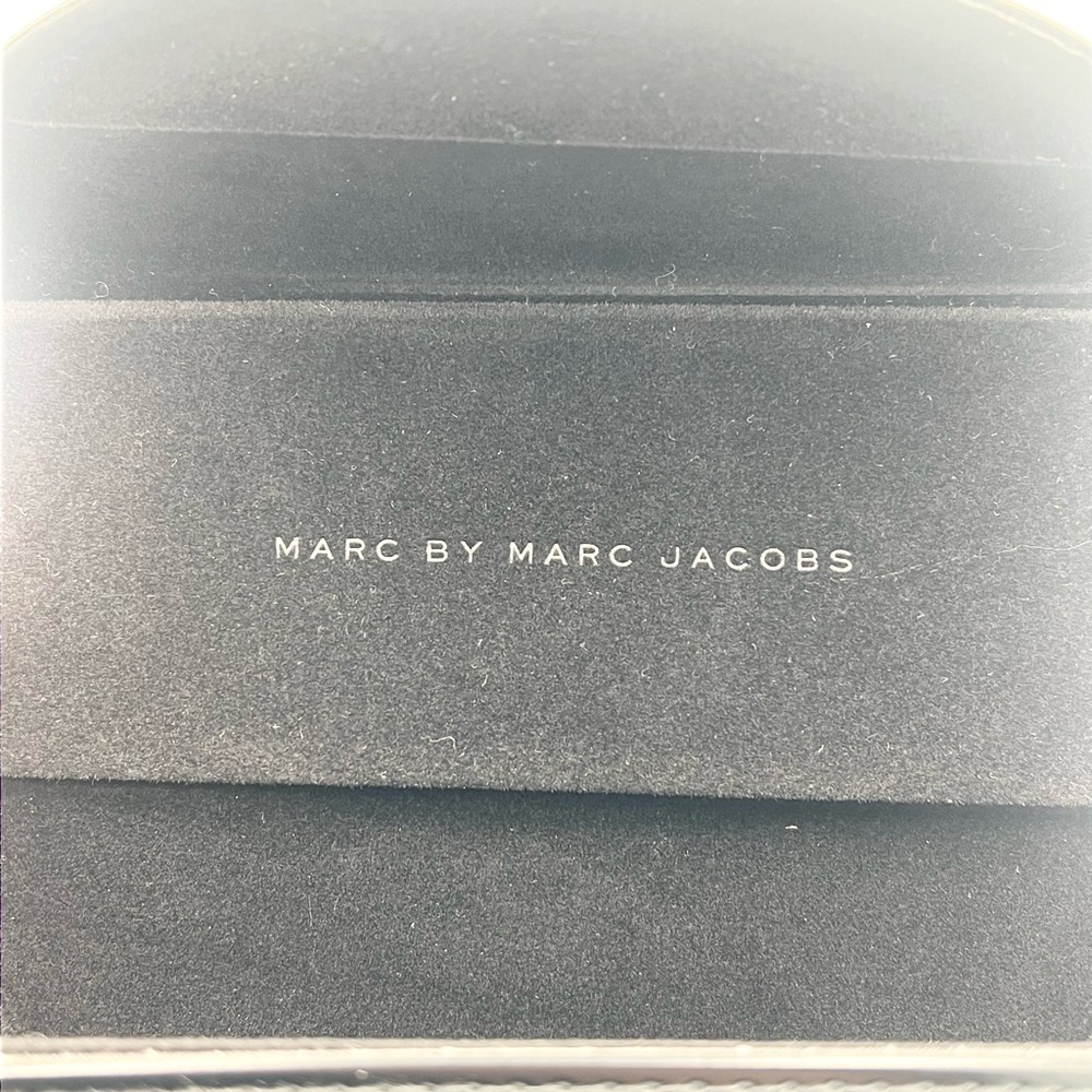 Marc by Marc Jacobs Elegant Black Case - Picture 4 of 7